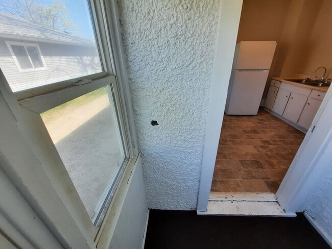 Building Photo - Pet Friendly Home with Fenced Back Yard and Hardwood Floors!