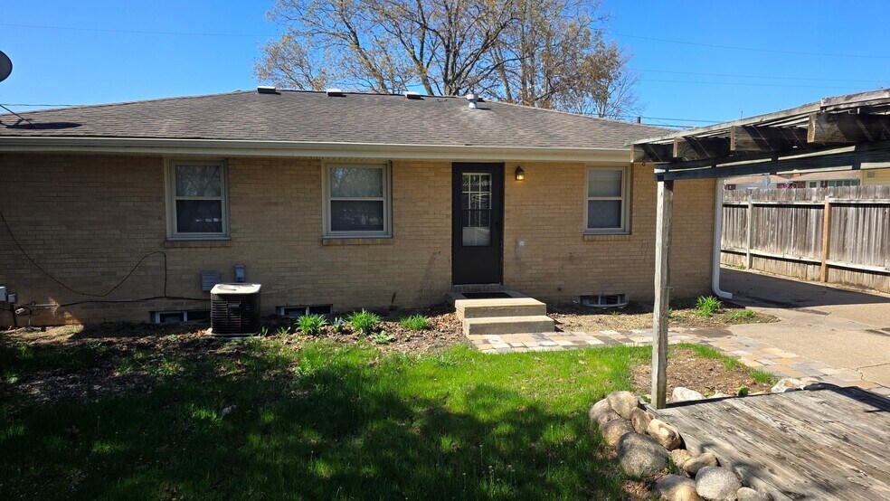 Building Photo - 2564 E Tiffin Ave