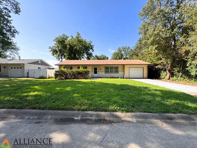 Building Photo - Home with Fenced Yard~Great West Side Loca...
