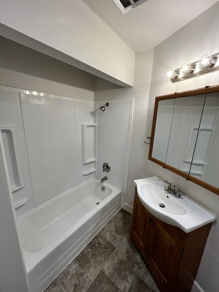 Building Photo - 303 N Bowdish Rd