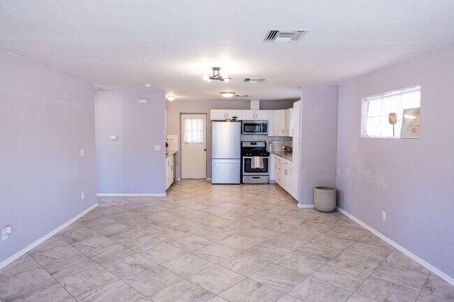 Building Photo - Don't miss your chance on this Marana gem!...