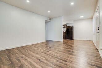 Building Photo - 1152 S Quaker Ave