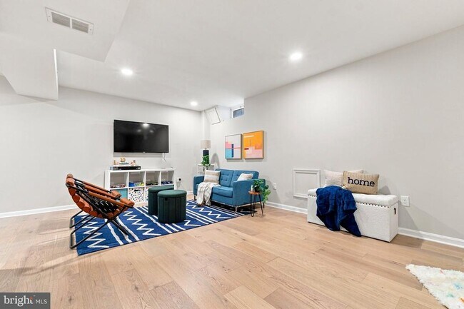 Building Photo - 12 River Oaks Cir