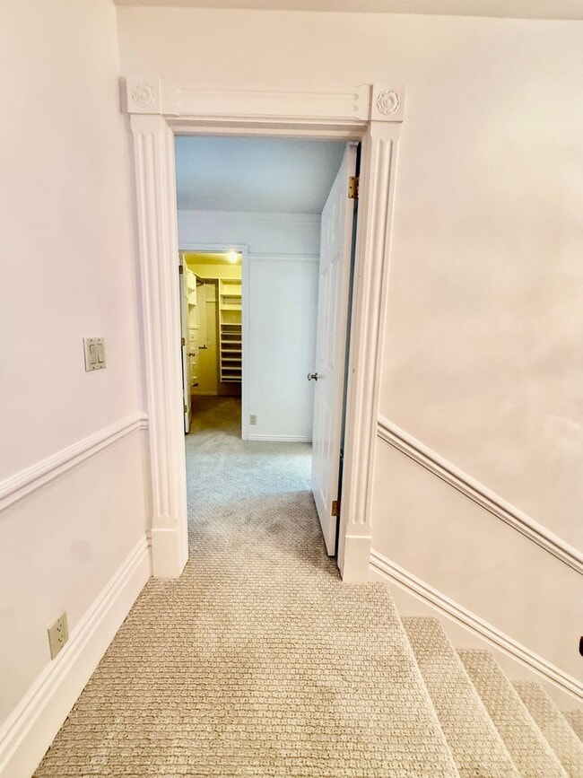 Building Photo - Distinctive and Spacious 5-BR Home in Bloomington