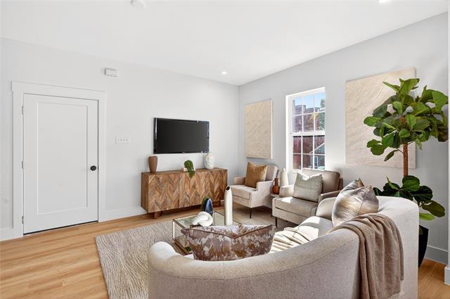 Building Photo - 439 W 9th St