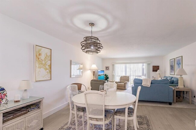 Building Photo - 1055 W Peppertree Dr