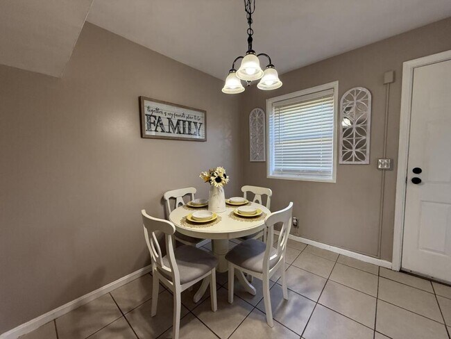 Building Photo - 1802 La Salle Pl