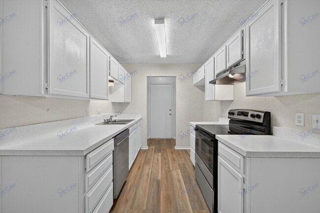 Building Photo - 6706 S Creek Dr