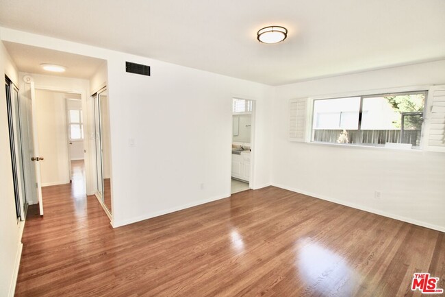 Building Photo - 23431 Clarendon St