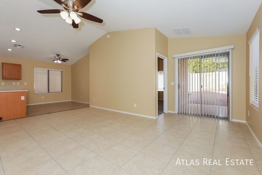 Building Photo - 206 W Brangus Way