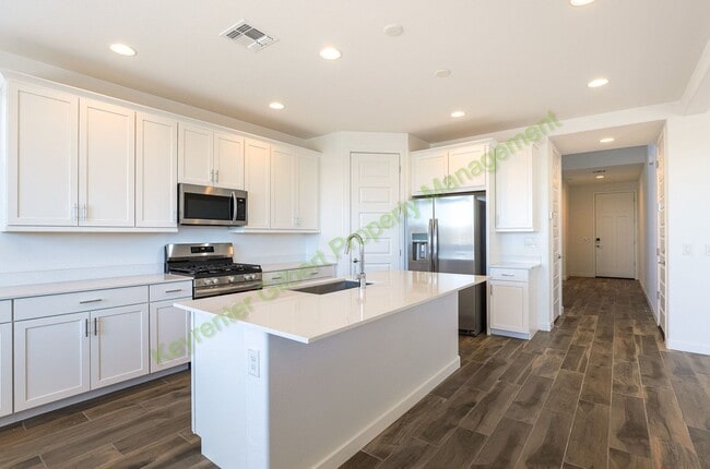 Building Photo - Pet Friendly 5 bed/3 bath in the Hawes Crossing Community of East Mesa