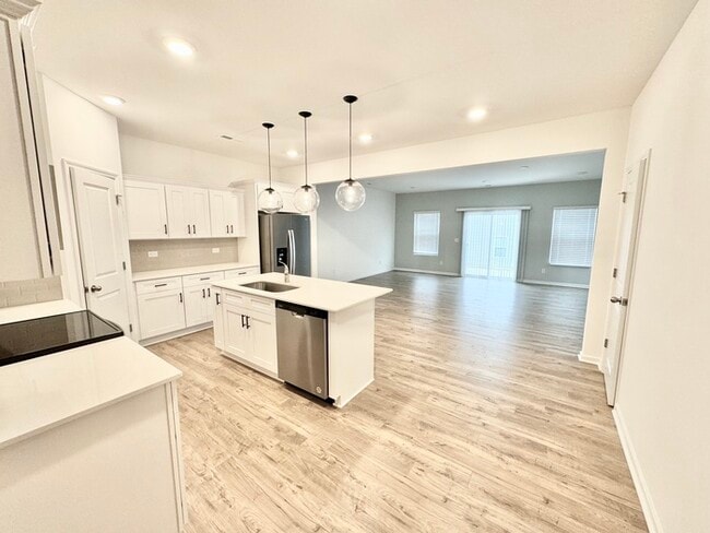 Building Photo - Beautiful 3 Bedroom Townhome minutes from I-85 - AVAILABLE NOW