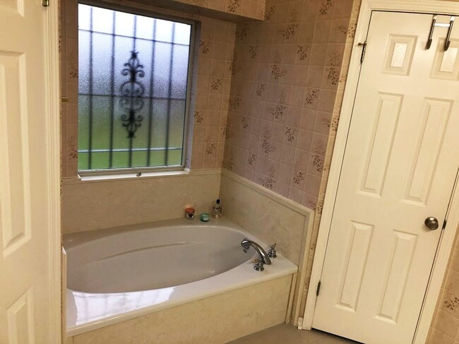Building Photo - Northgate Village Home.