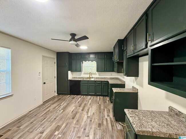 Building Photo - 648 Cort Cir NE