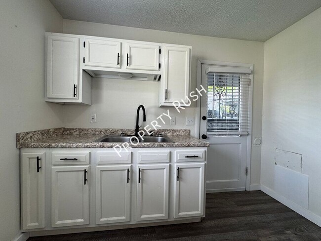 Building Photo - 1100 S Willow St
