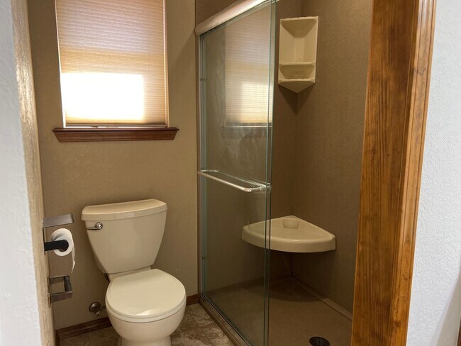Building Photo - Spacious 3 Bedroom