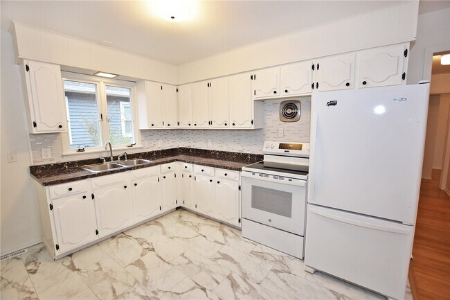 Building Photo - 300 Howland Ave