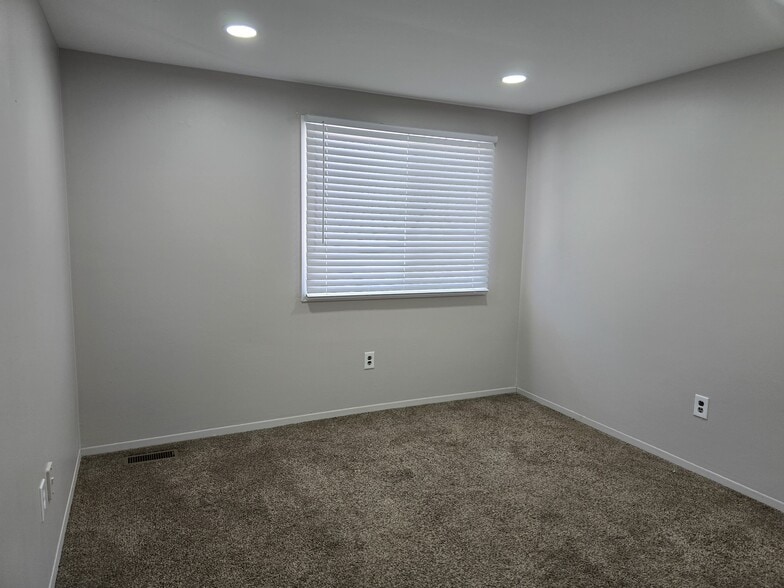 Building Photo - 38177 Jamestown Dr