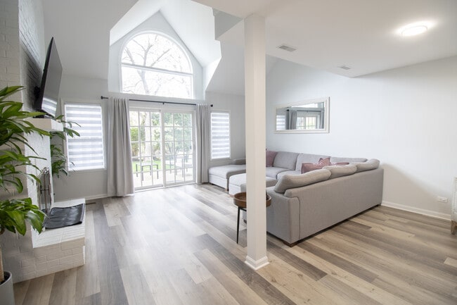 Building Photo - 1843 W White Oak St