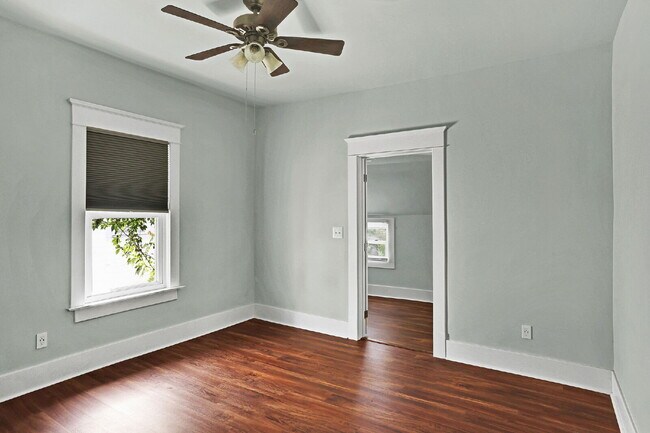 Building Photo - 4 bedroom 3 bath Springfield home