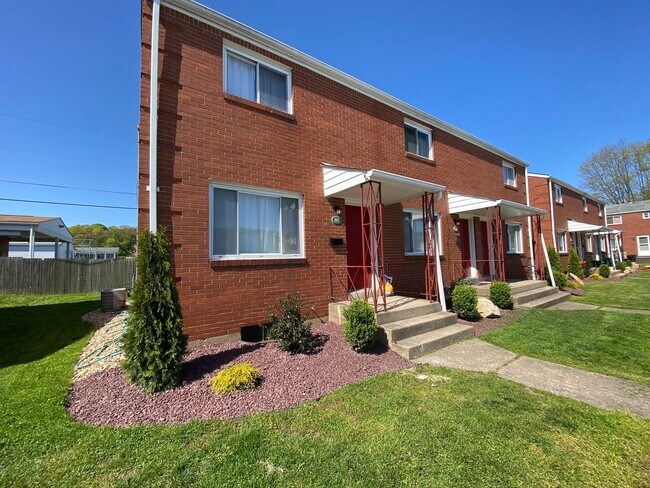 Building Photo - Cozy Two Bedroom Townhome with Central AC & Off-Street Parking! Call Today to Schedule a Tour!