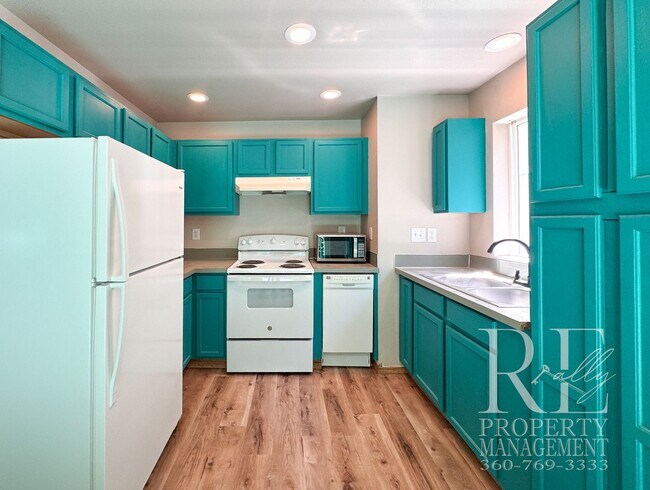Building Photo - 2090 NE Green Glen Ln