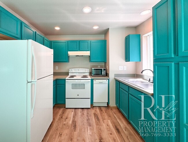 Building Photo - Pet-Friendly 3-Bedroom Home with Fresh LVP, Stylish Updates & Attached Garage