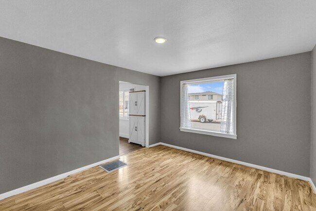 Building Photo - Beautiful and Bright 2 Bedroom 1 Bathroom Home in Murray!!