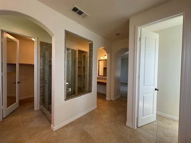 Building Photo - Stunning Executive home with loads of cust...