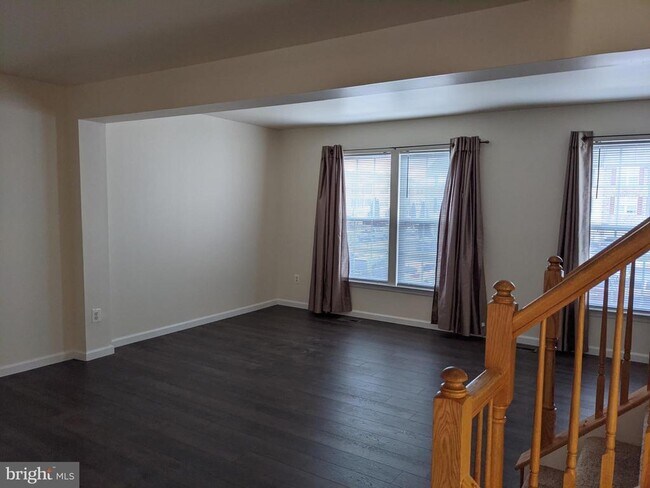 Building Photo - 625 Village Ct