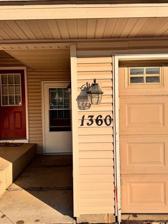 Building Photo - Gorgeous 3 Bedroom, 2 Full Bathroom Townhome in Desirable Location