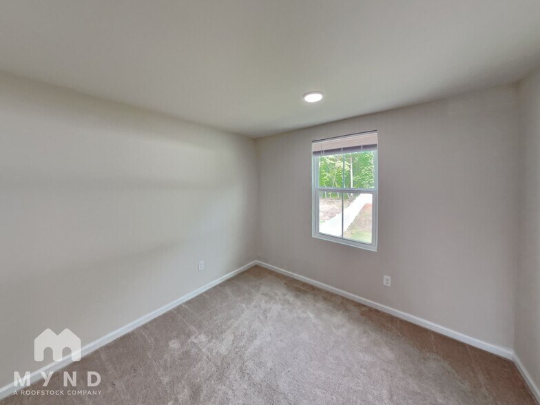 Building Photo - 661 Point Andrews Dr SW
