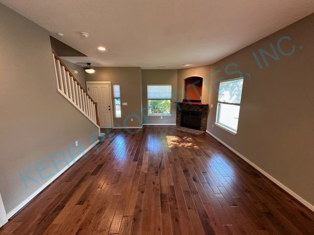 Building Photo - Charming 2-Bed Townhouse Retreat with 2.5 ...