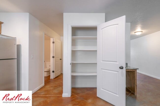 Building Photo - End Unit, DOG-FRIENDLY 3 Bedroom Townhome ...