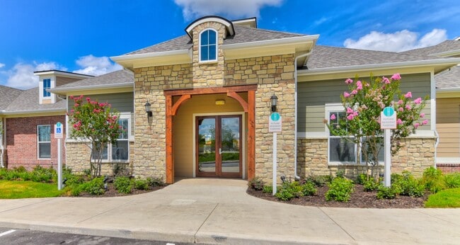 Building Photo - Heights at Converse