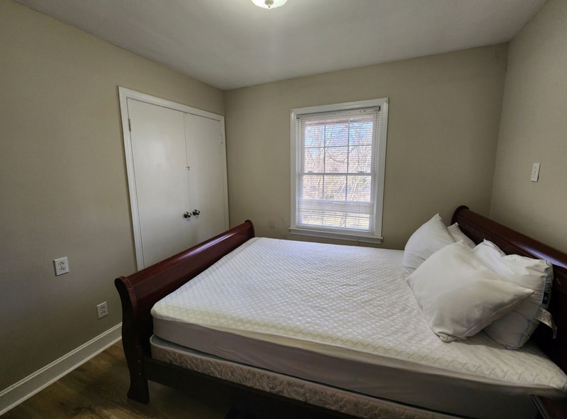 Building Photo - Room in House on Edith Ave