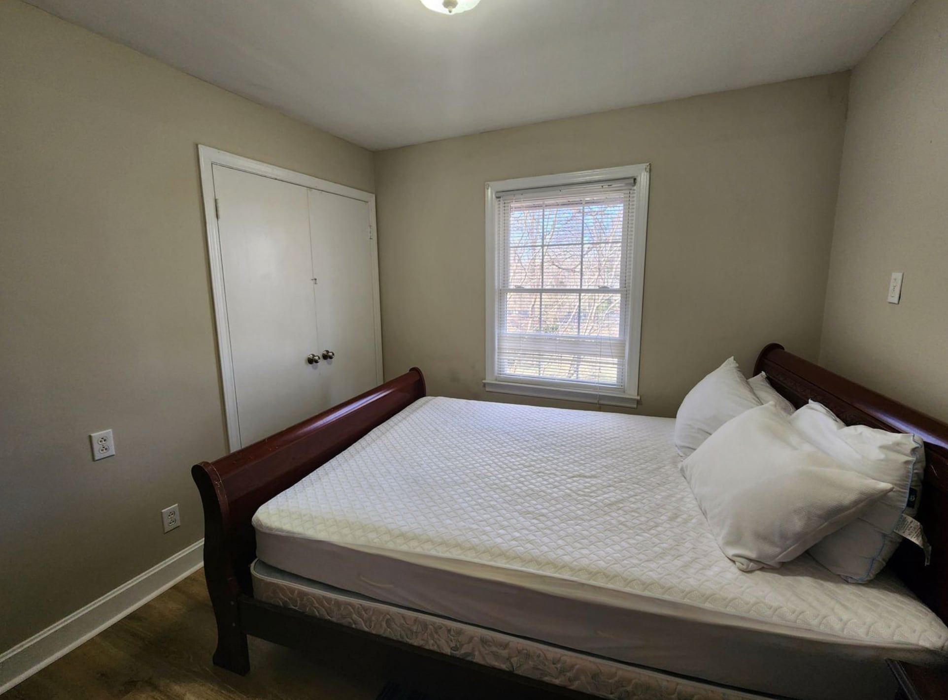 Building Photo - Room in House on Edith Ave