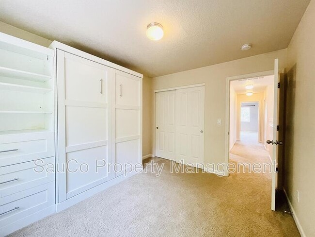 Building Photo - 321 NE 66th Ave