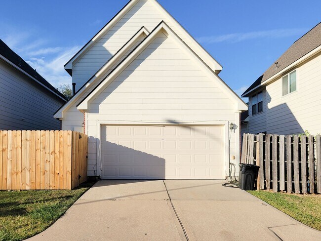 Building Photo - Gorgeous Large Floorplan with High Ceilings!