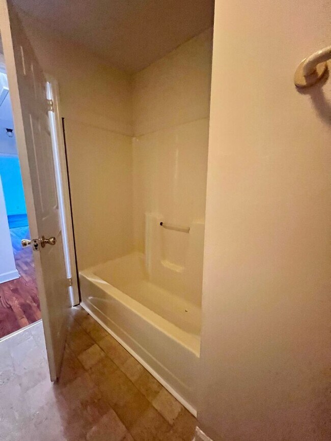 Building Photo - 3 bedroom home located off Neuse Blvd