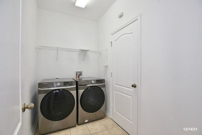 Building Photo - Beautiful 4/2 Home with a Spacious 2 Car G...