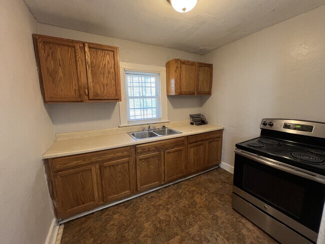 Building Photo - 3850 E 62nd St