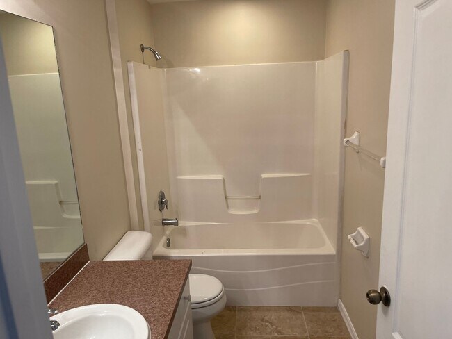 Building Photo - Spacious  3/2 with den