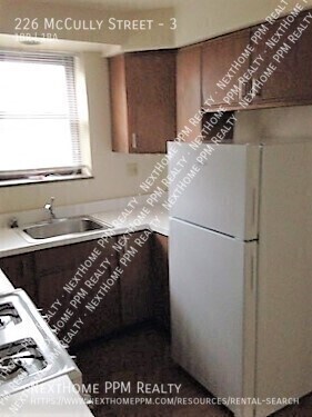 Building Photo - 226 McCully St