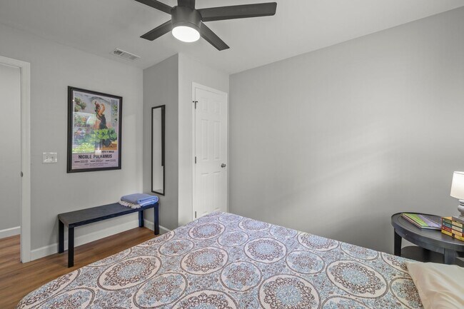 Building Photo - BEAUTIFULLY REMODELED, CONVIENENTLY LOCATE...