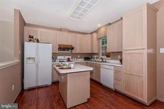 Building Photo - WELL MAINTAINED TOWNHOUSE WITH ONE CAR GARAGE, DECK,