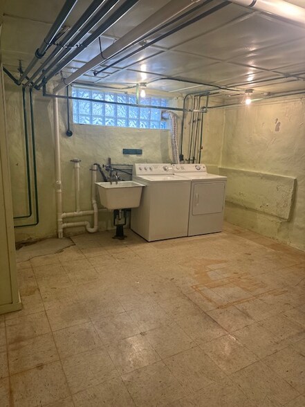 Building Photo - 2807 Harview Ave