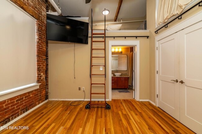 Building Photo - 400 W Church Ave