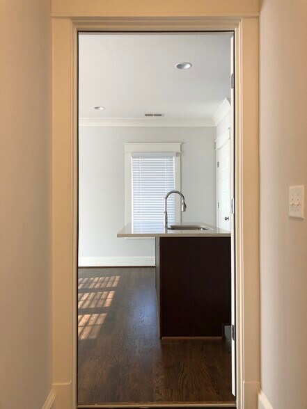 Entrance - 2121 Roslyn Ave