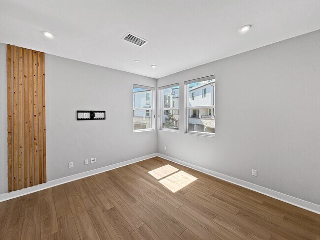 Building Photo - Stunning 3BD/2.5BA Townhouse in Mission Va...